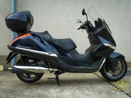 Aprilia Atlantic 500 robogó jobb oldala Aprilia Atlantic 500 robogó jobb oldala