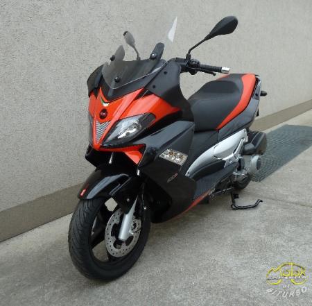 Aprilia SR Max 300 robogó 3