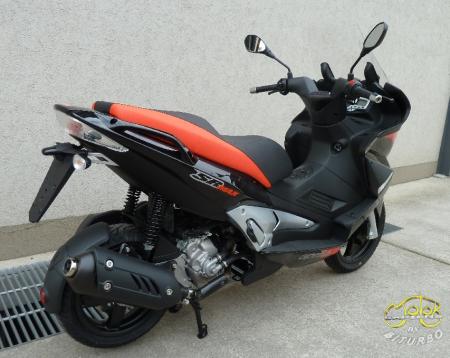 Aprilia SR Max 300 robogó 6