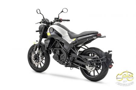 Benelli Leoncino 250 bal háta