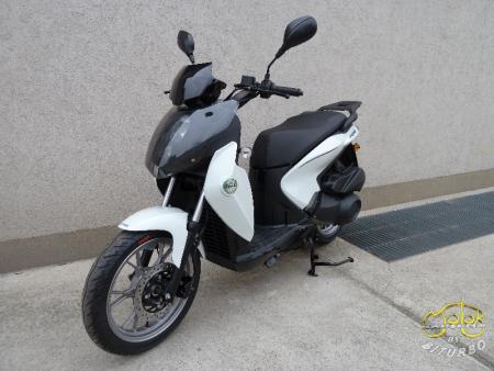 Benelli Macis 125 robogó 2