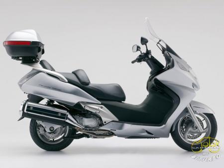 Honda FJS 600 Silver Wing nagyrobogó