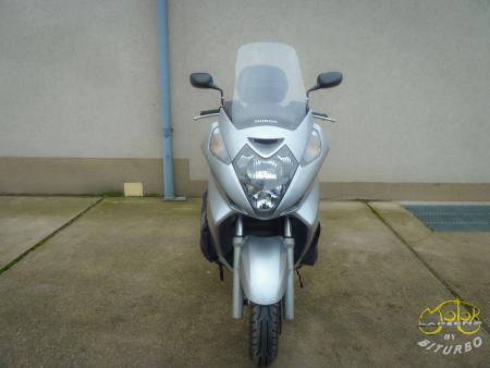 Honda FJS 600 Silver Wing maxirobogó eleje