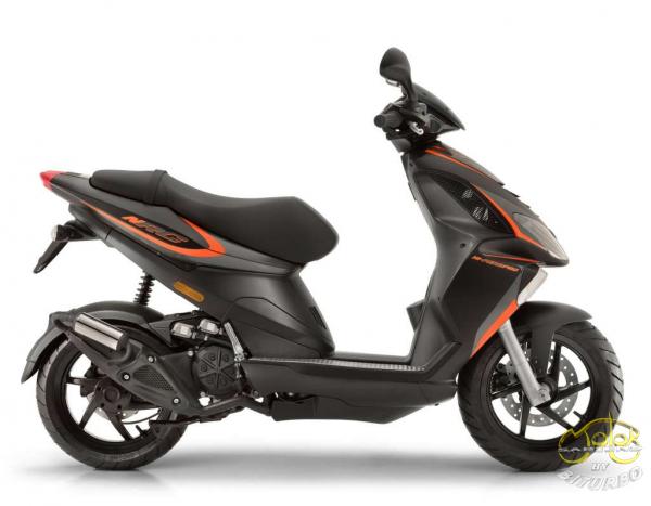 Piaggio NRG Power DD 50 fekete robogó jobb oldal