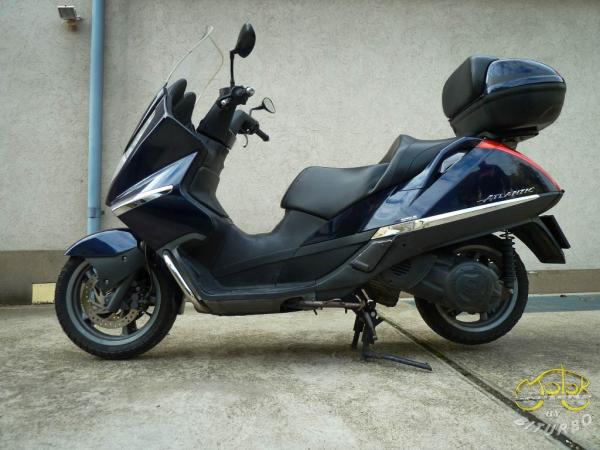Aprilia Atlantic 500 robogó bal oldala Aprilia Atlantic 500 robogó bal oldala