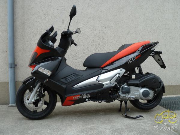 Aprilia SR Max 300 robogó 1