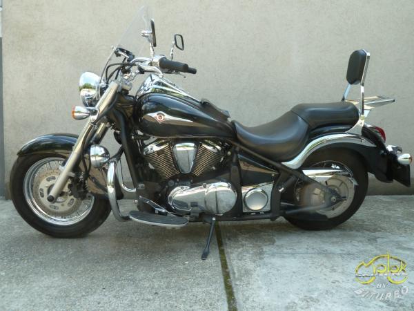 Kawasaki VN900 classic bal oldala