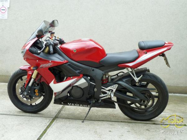 Yamaha YZF R6 600 motor bal oldala